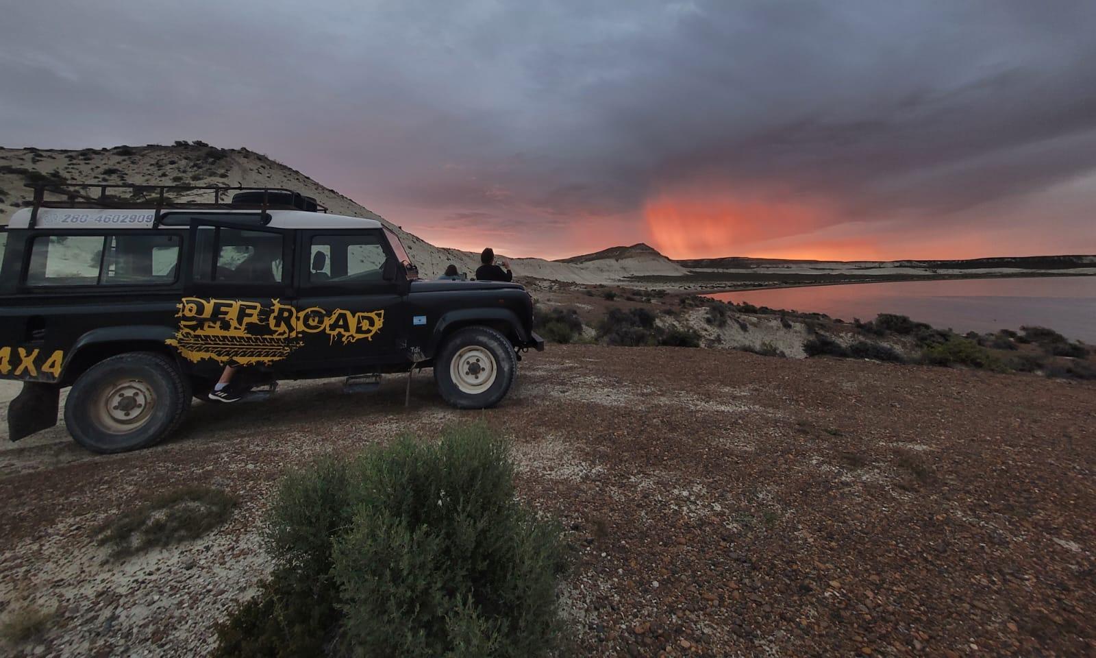 Saludo al Sol - 4x4 en Cerro Avanzado al atardecer con picada